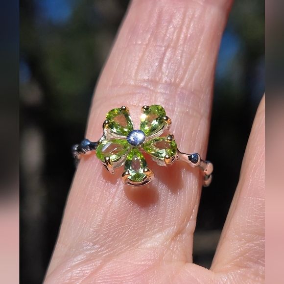 Celestial Kharma Collection by Avelon Jewelry - Peridot 5k Sterling Flower Ring Sz8